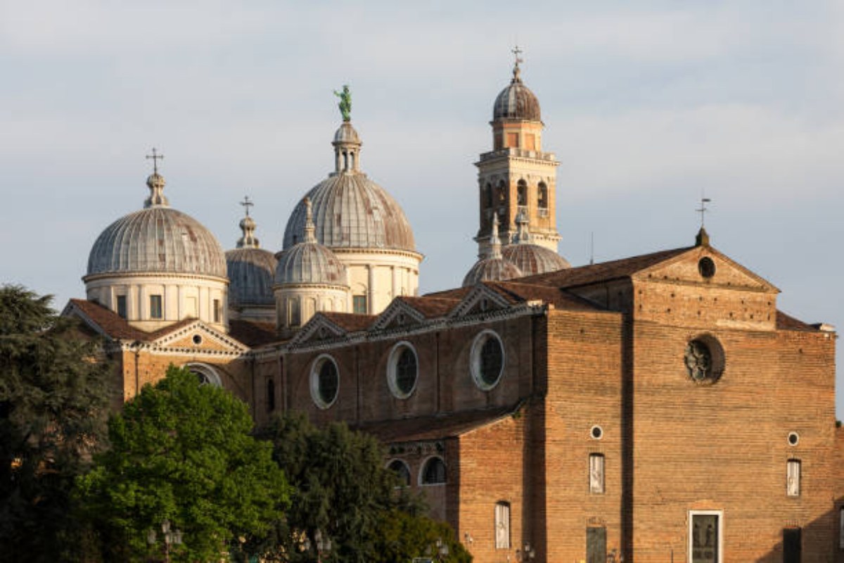 Come raggiungere la Basilica di Santa Giustina a Padova per i funerali dei carabinieri morti
