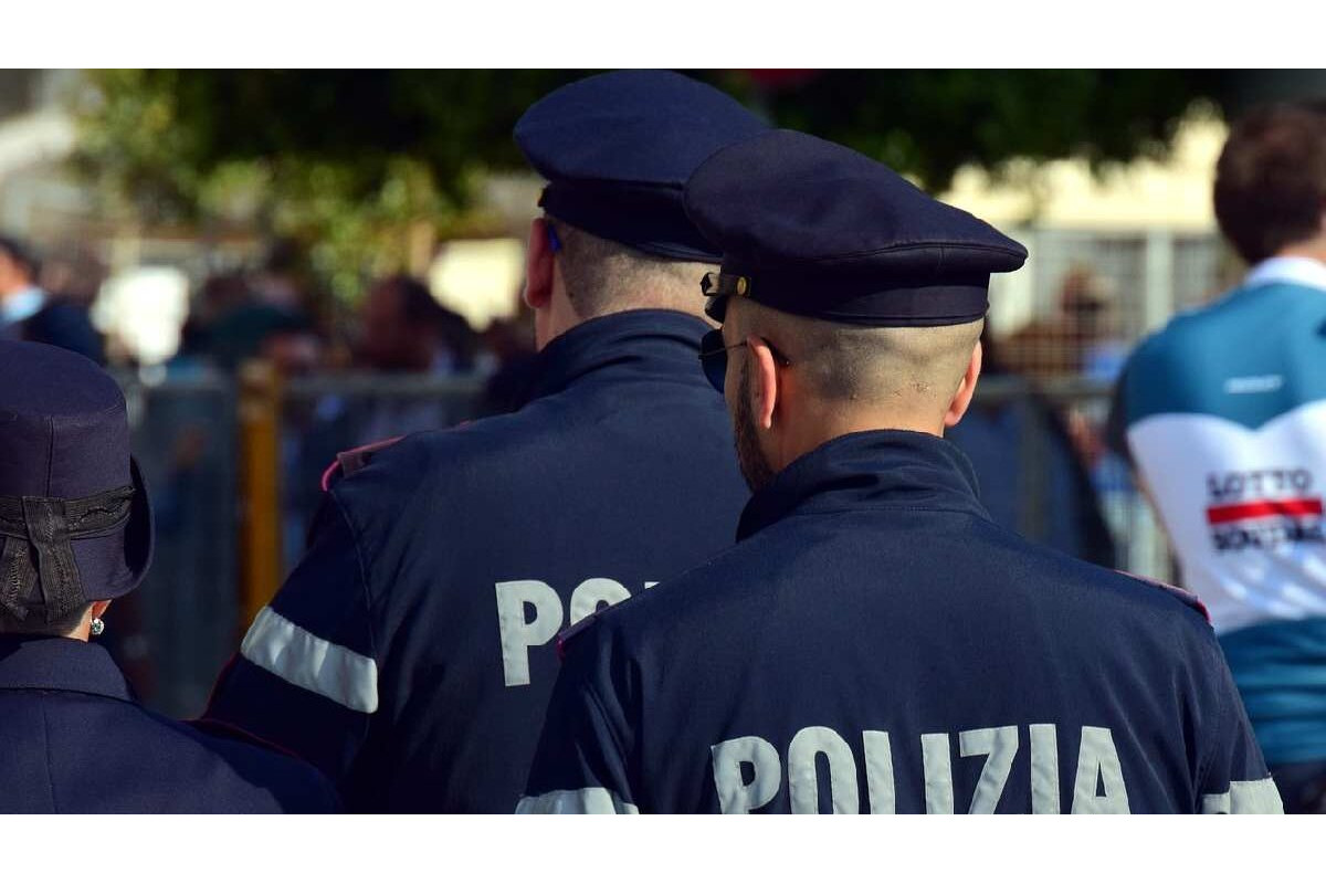 Degli agenti di polizia