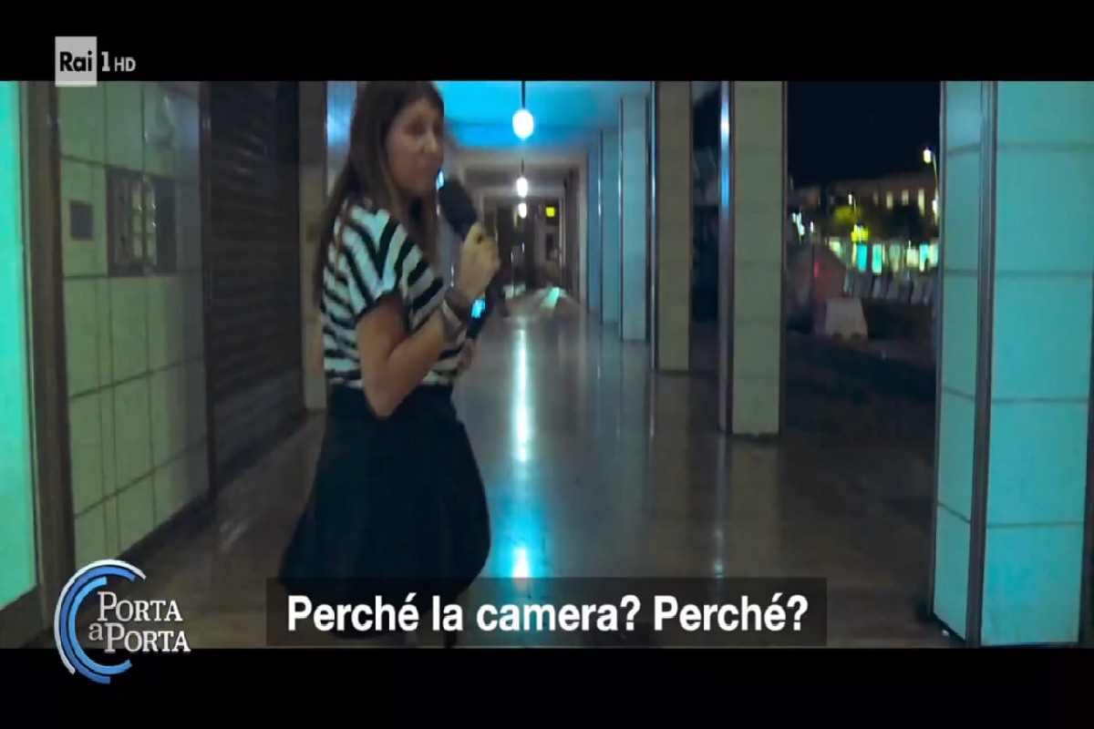 Il momento dell'aggressione alla troupe di Porta a Porta