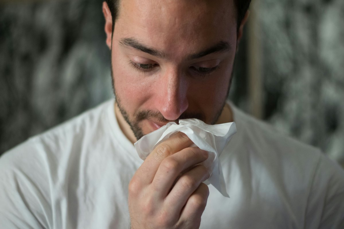 Un uomo con l'influenza