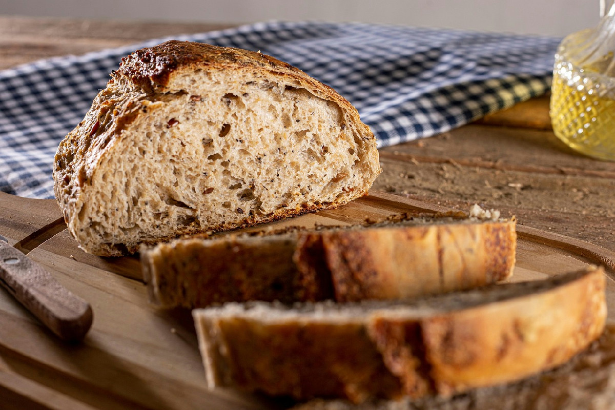 Come conservare il pane fresco più a lungo senza plastica: soluzioni naturali per la casa